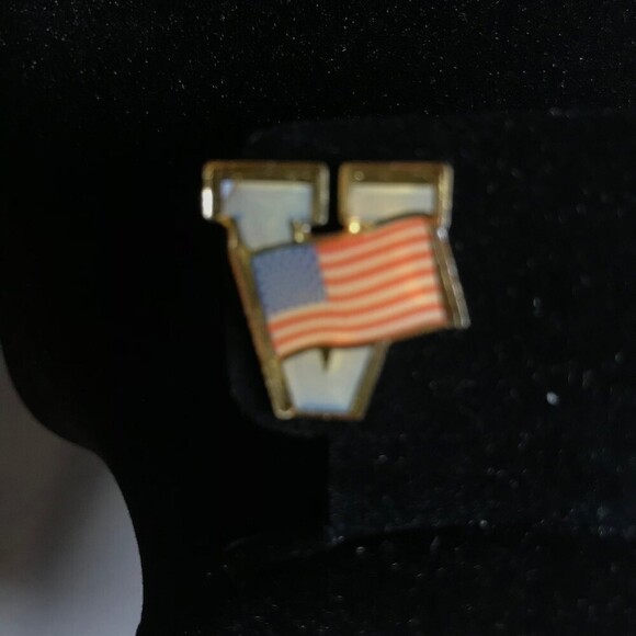 Vintage V for Victory American Flag Lapel Pin - Picture 1 of 2